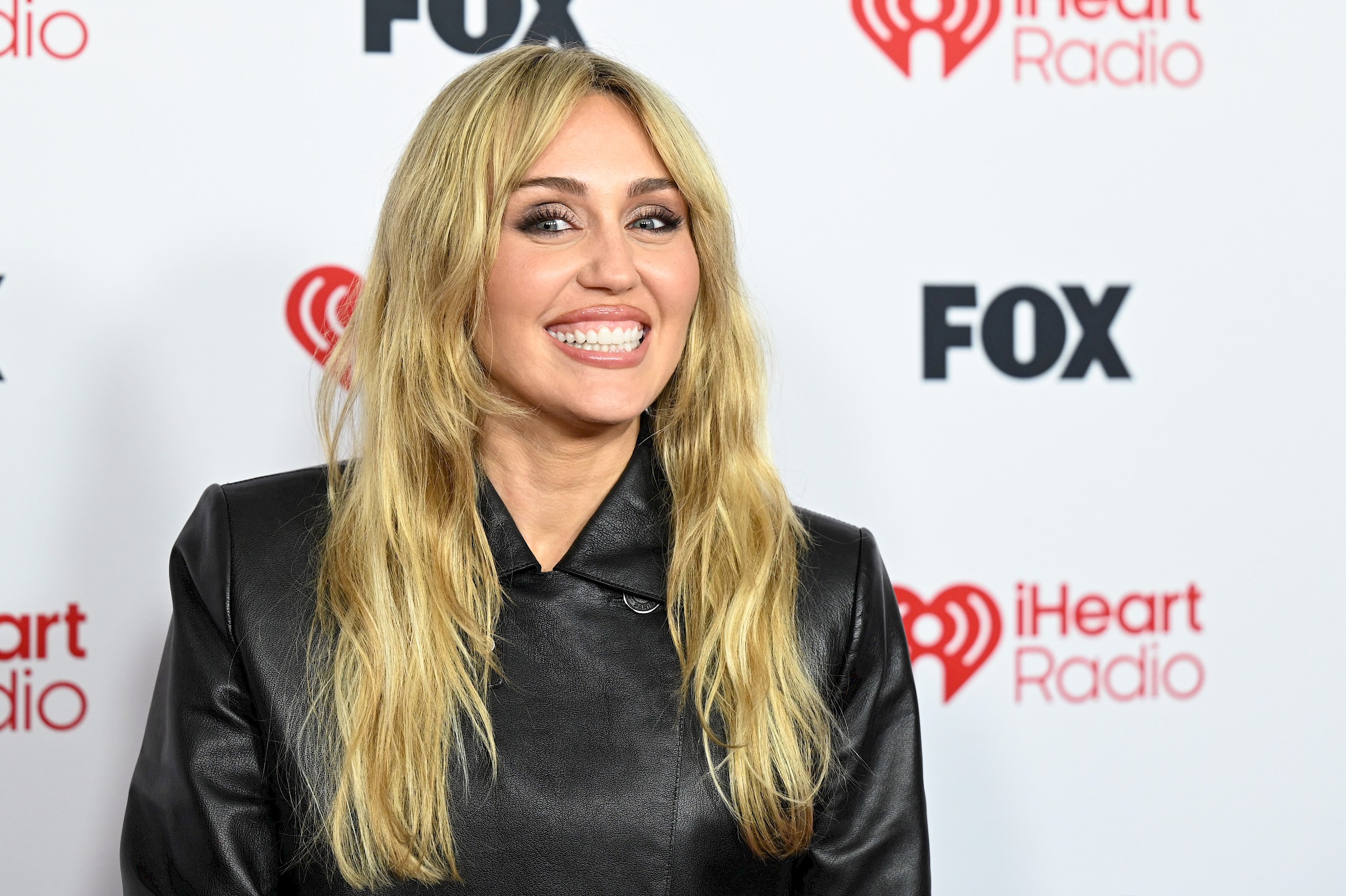Miley Cyrus végre csillagot kapott Hollywoodban, de áttetsző Versace ruhája ellopta a show-t