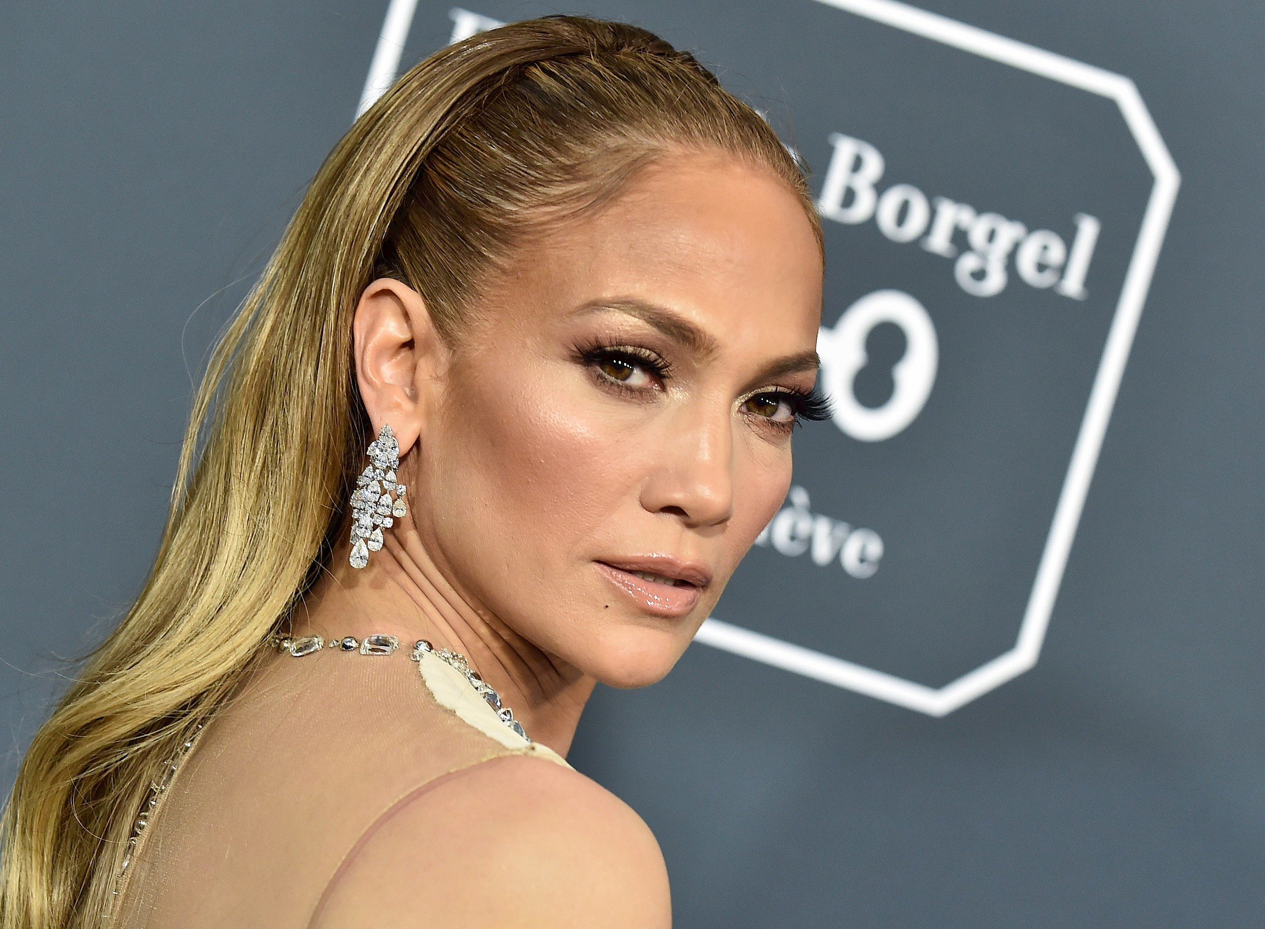 Jennifer Lopez ebben a gyönyörű, mélyen dekoltált ruhában robbantotta be a nyarat