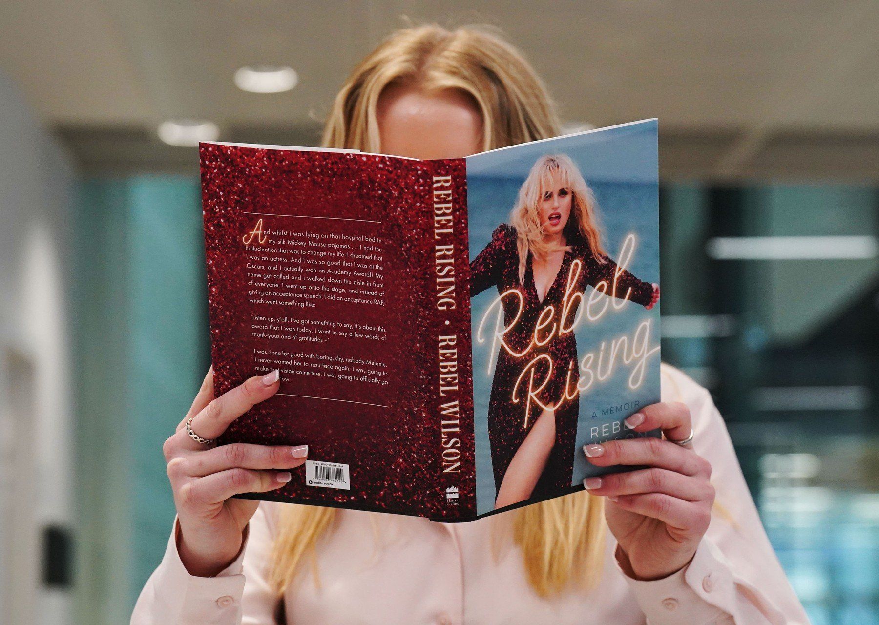 Rebel Wilson könyve cenzúrázva jelent meg