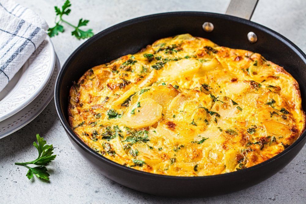 Azonnal Spanyolországba repít ez a burgonyás-borsós frittata