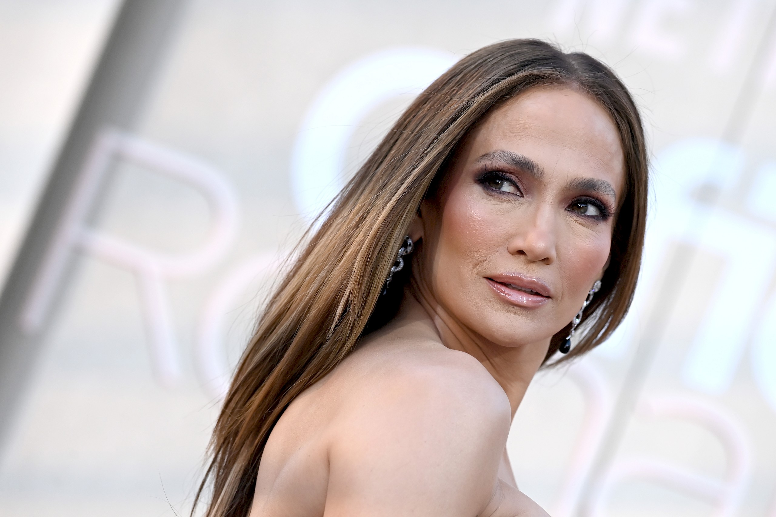 Jennifer Lopez merészen kivágott Versace ruhájával saját ikonikus stílusát idézte meg