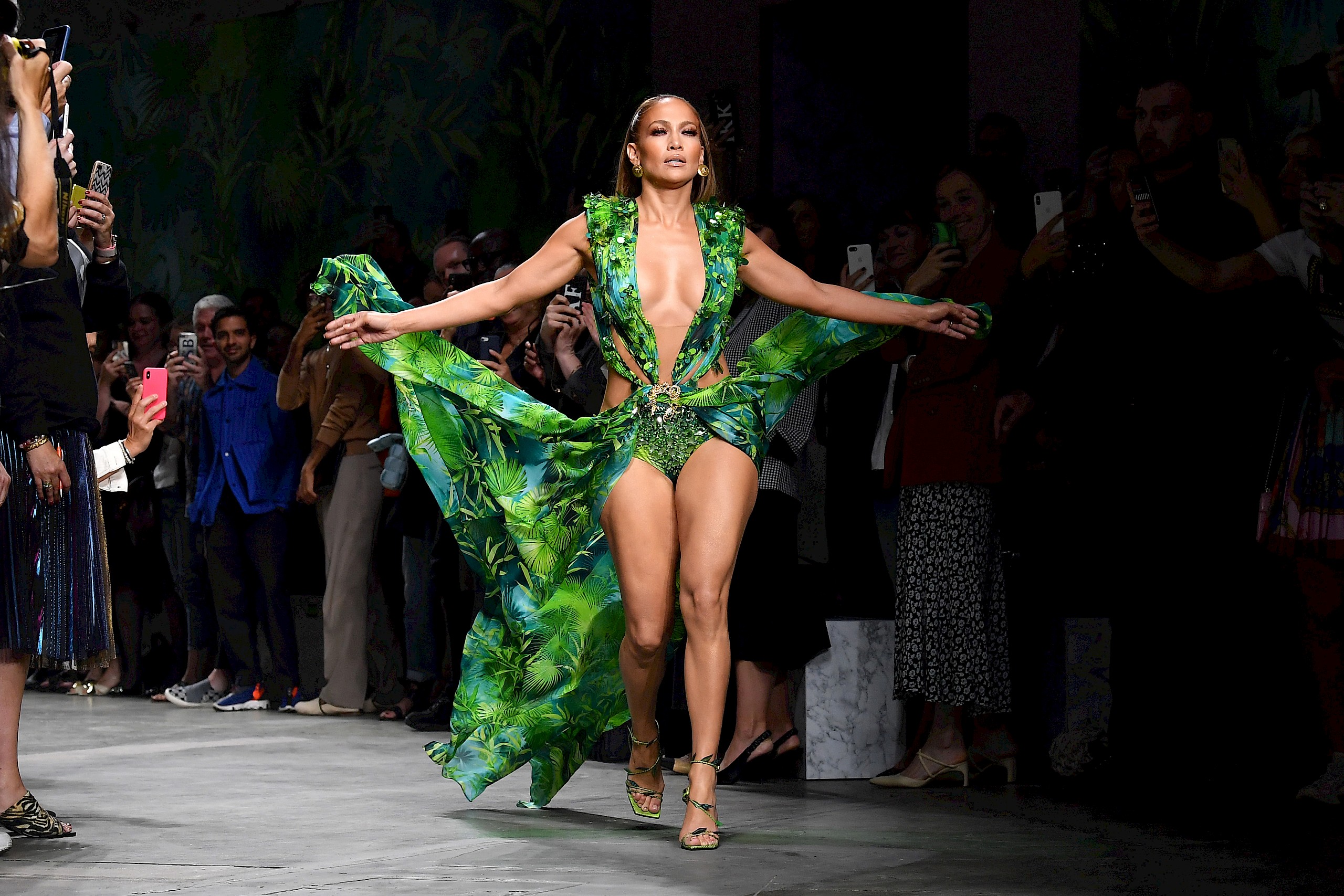 Jennifer Lopez merészen kivágott Versace ruhájával saját ikonikus stílusát idézte meg