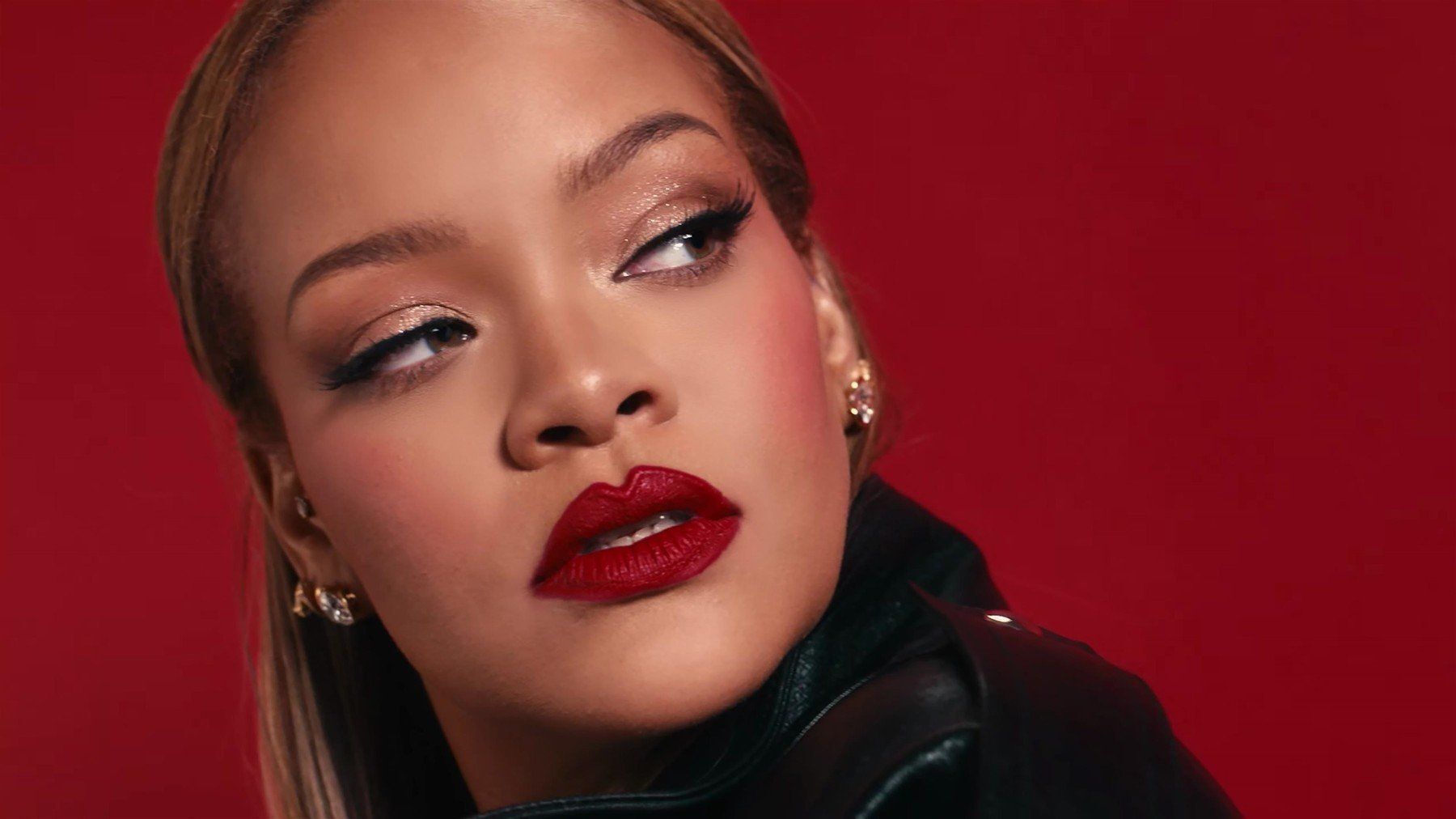 Rihanna ismét frizurát váltott, és mi nem tudunk betelni vele