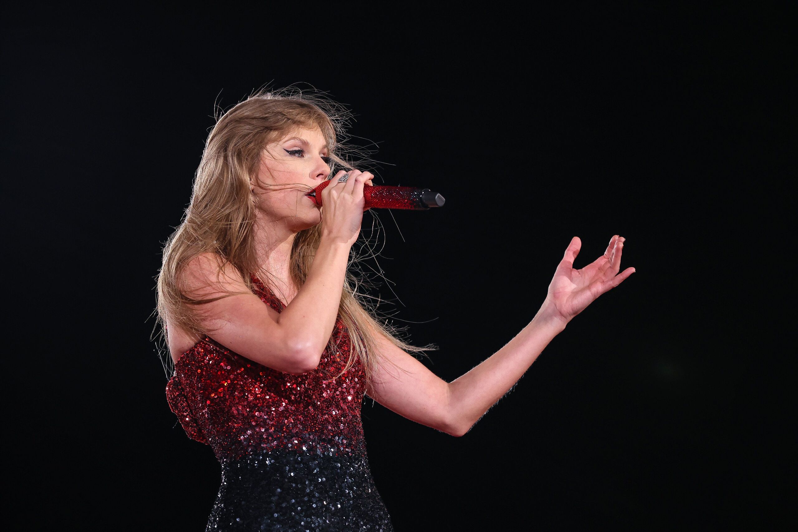 Közel félmillió forint értékű cipőben jelent meg a Coachellán Taylor Swift