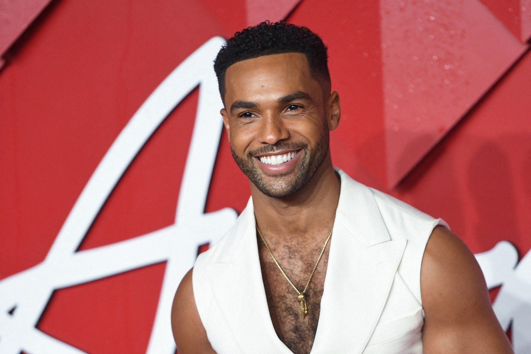 A-listás énekesnővel randizik az Emily Párizsban sztárja