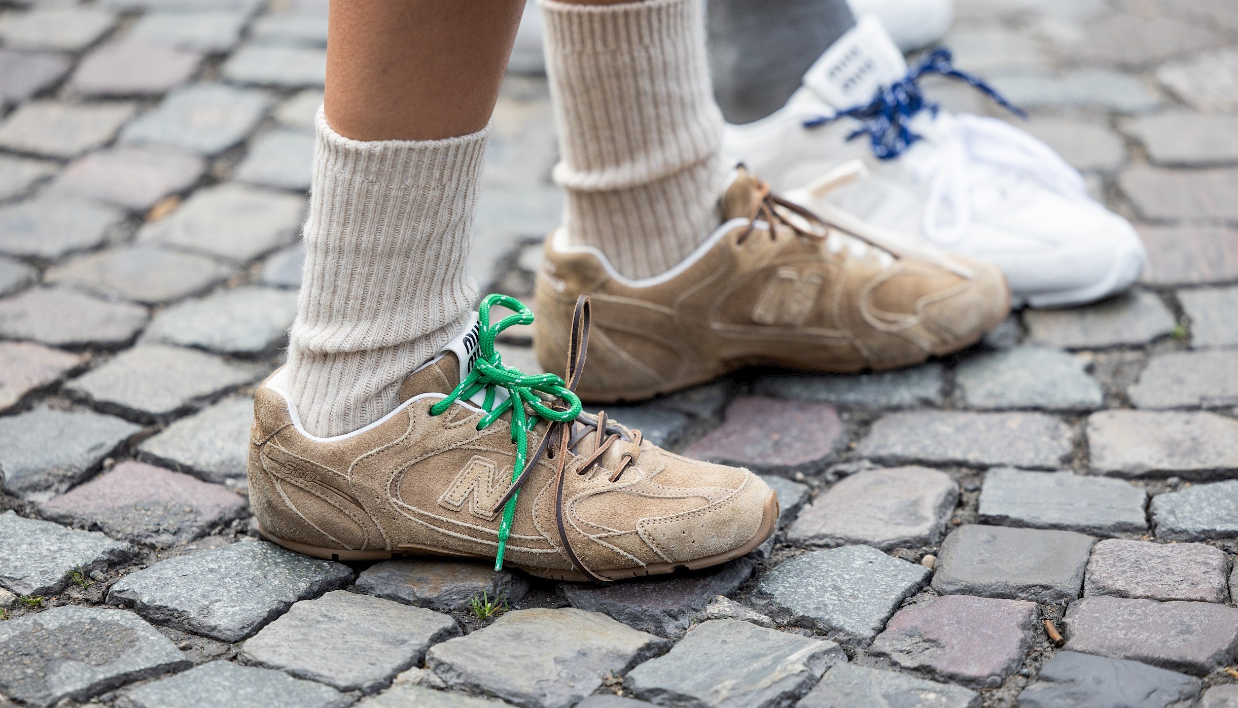 Felejtsd el az Adidas Sambát: 2026 nyara erről a 6 dizájner sneakerről szól