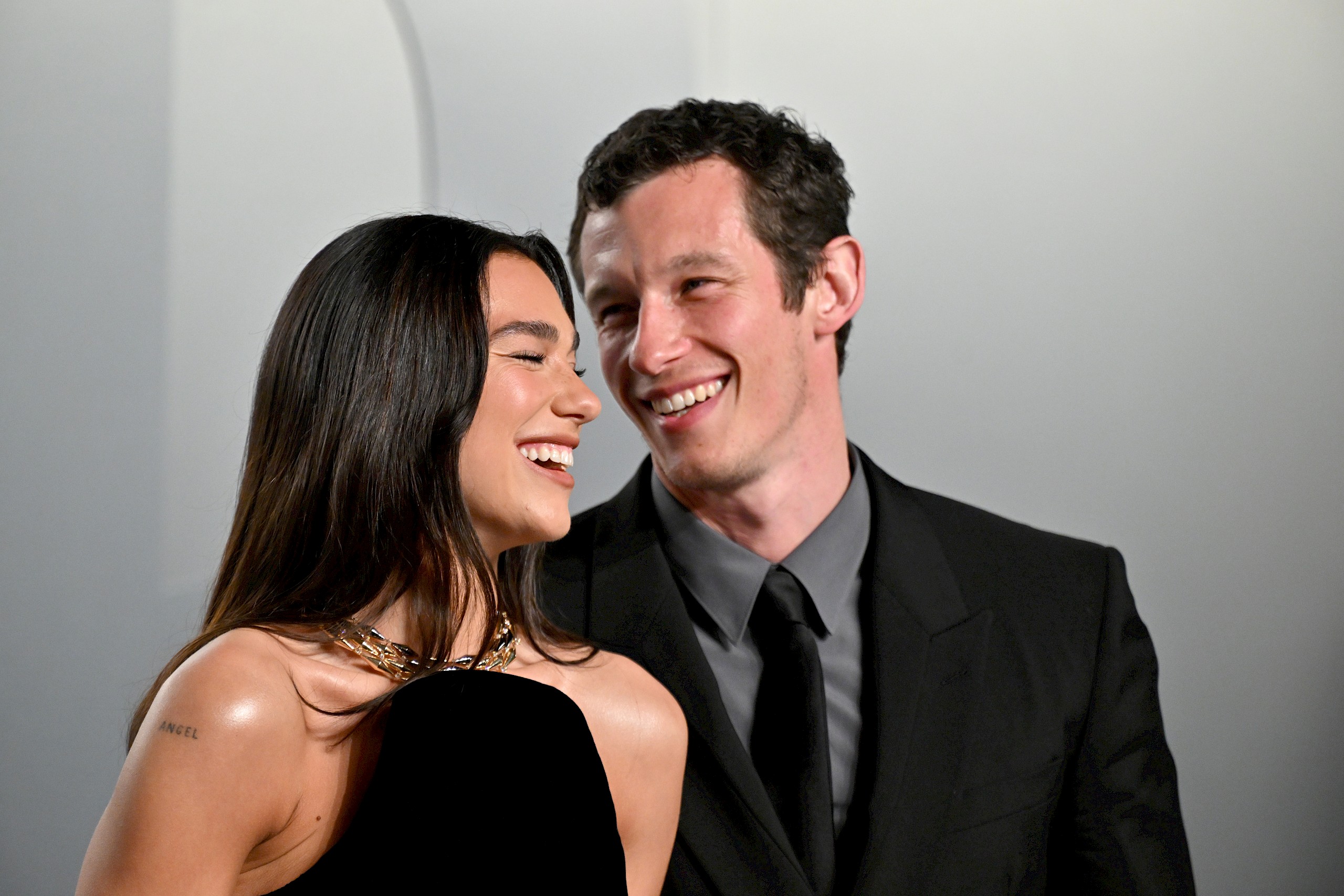 Elolvadunk Dua Lipa és Callum Turner friss nászutas fotóitól