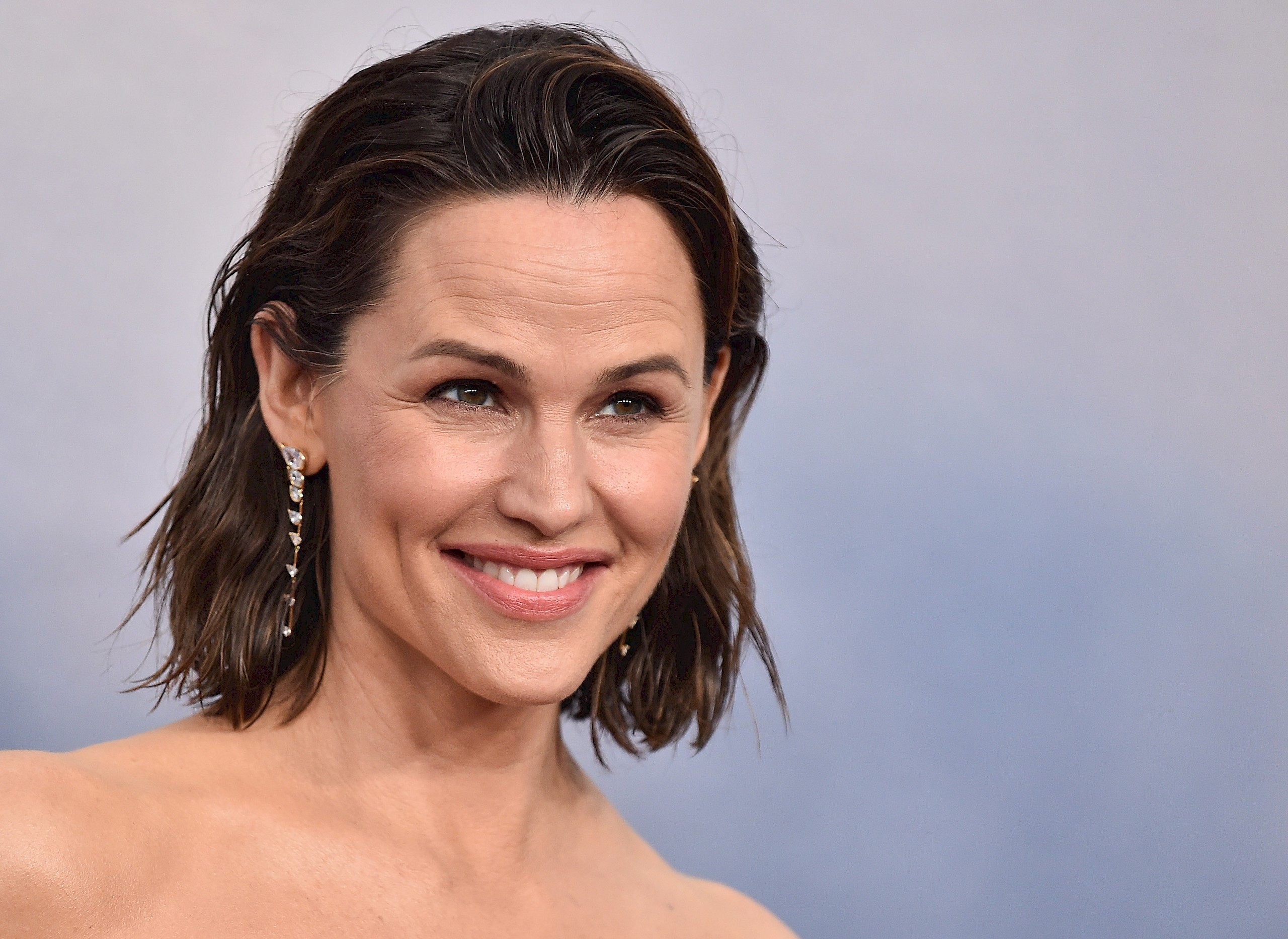 Imádjuk Jennifer Garner egyszerű pólóját, amit mindenhez tökéletes passzol