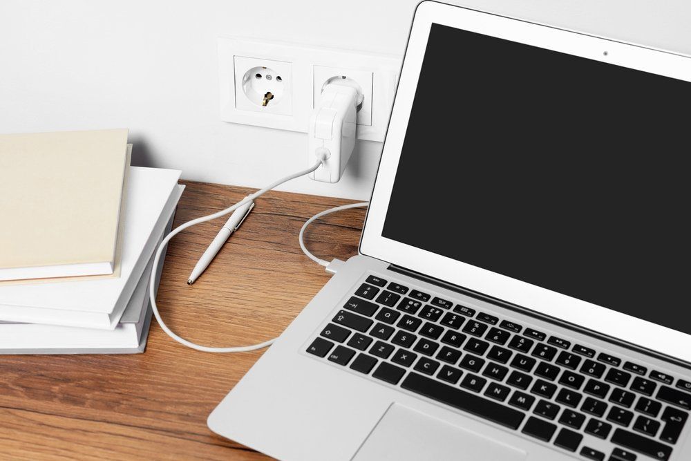 Tényleg tönkreteszi a laptopot, ha mindig töltőn tartjuk?