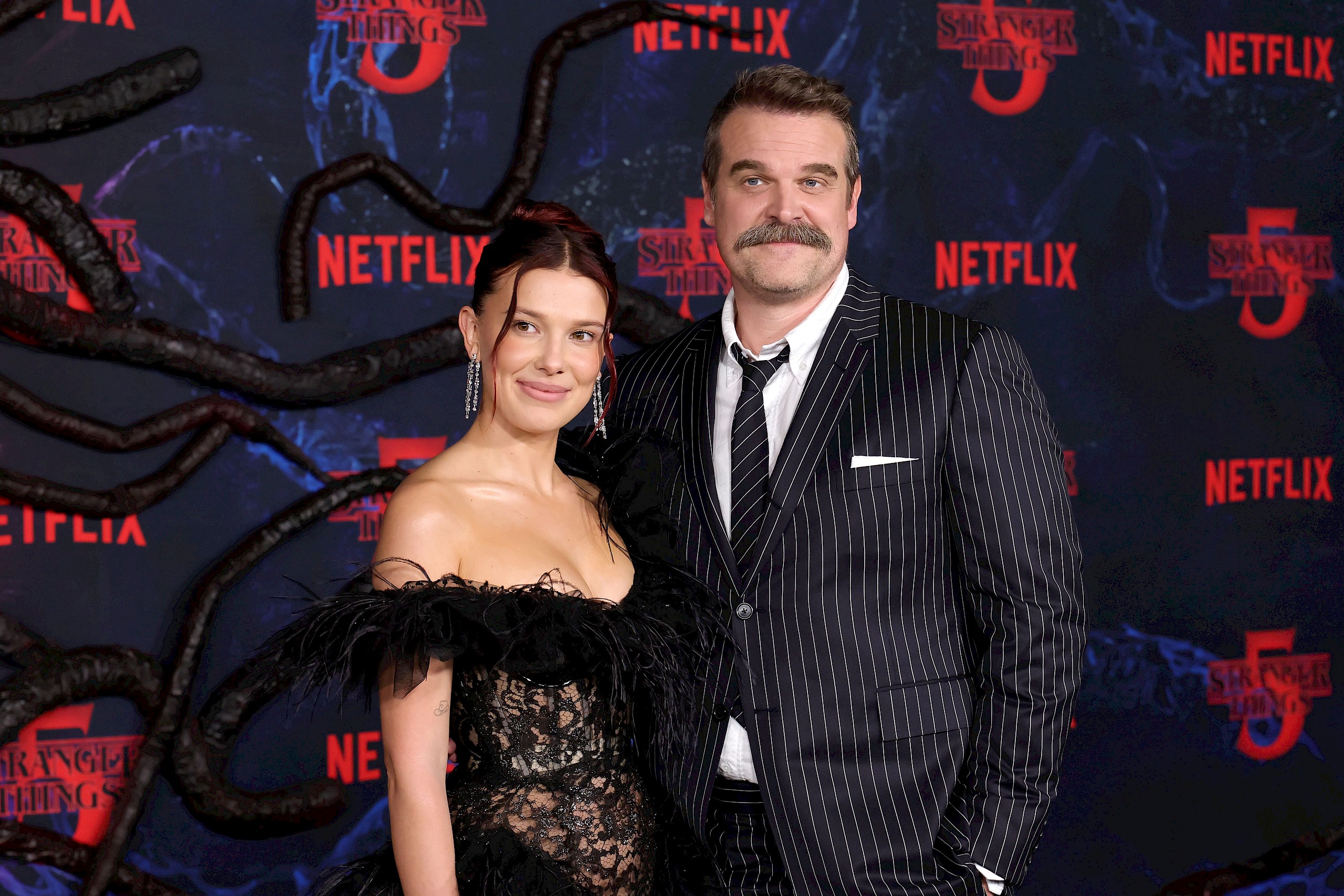 Váratlan fordulat: Millie Bobby Brown és David Harbour kémduóként tér vissza a Netflixen