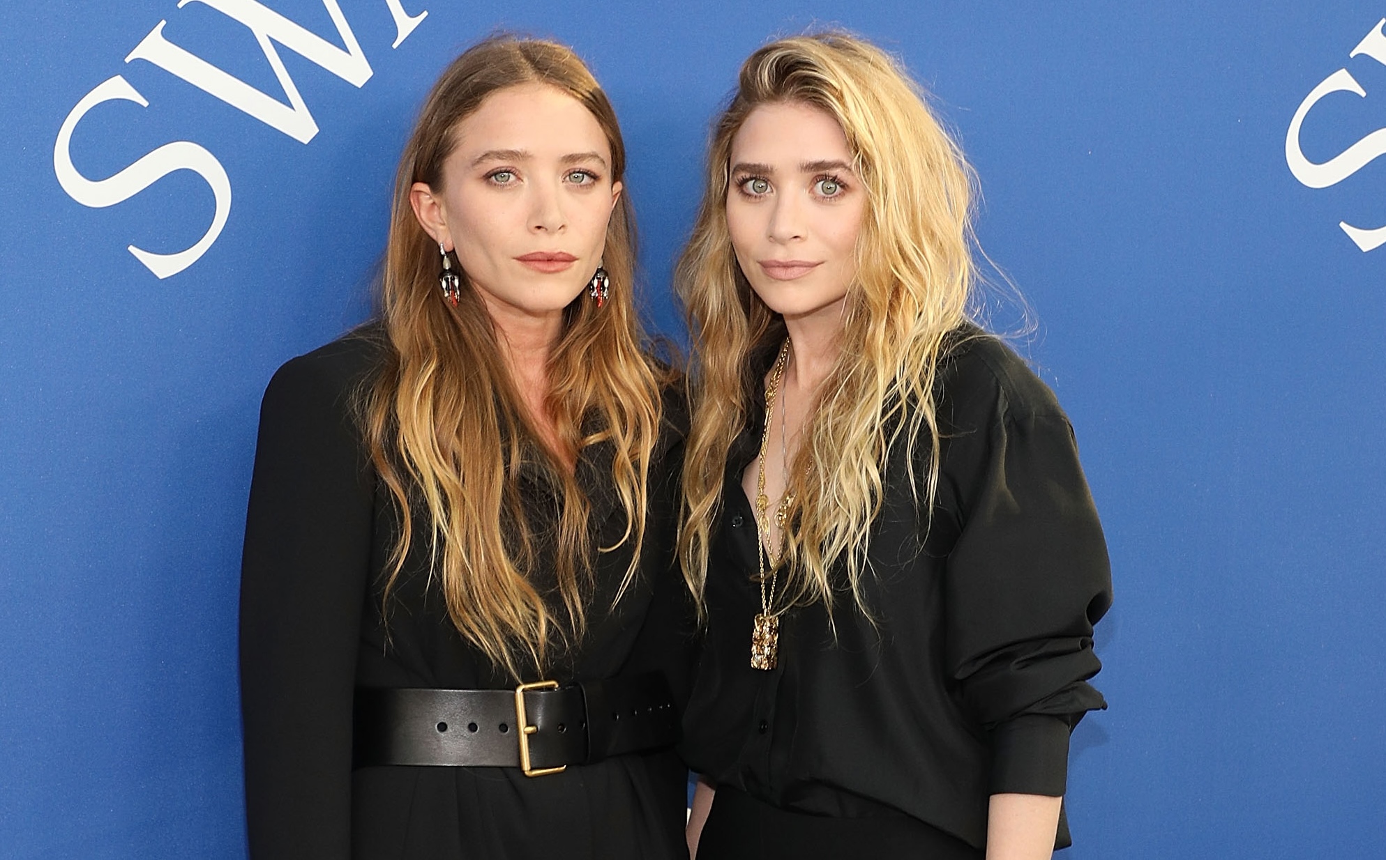 Évek óta alig látni őket, most friss családi fotón tűnt fel Mary-Kate és Ashley Olsen