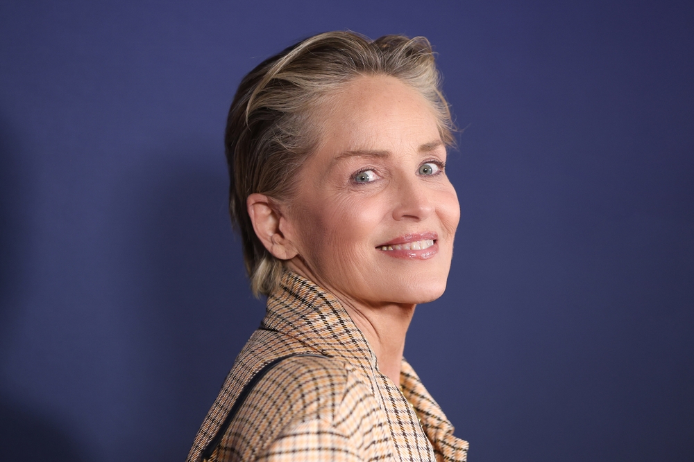 Leesik az állunk Sharon Stone-tól: 68 évesen 40-nek tűnik a kifutón