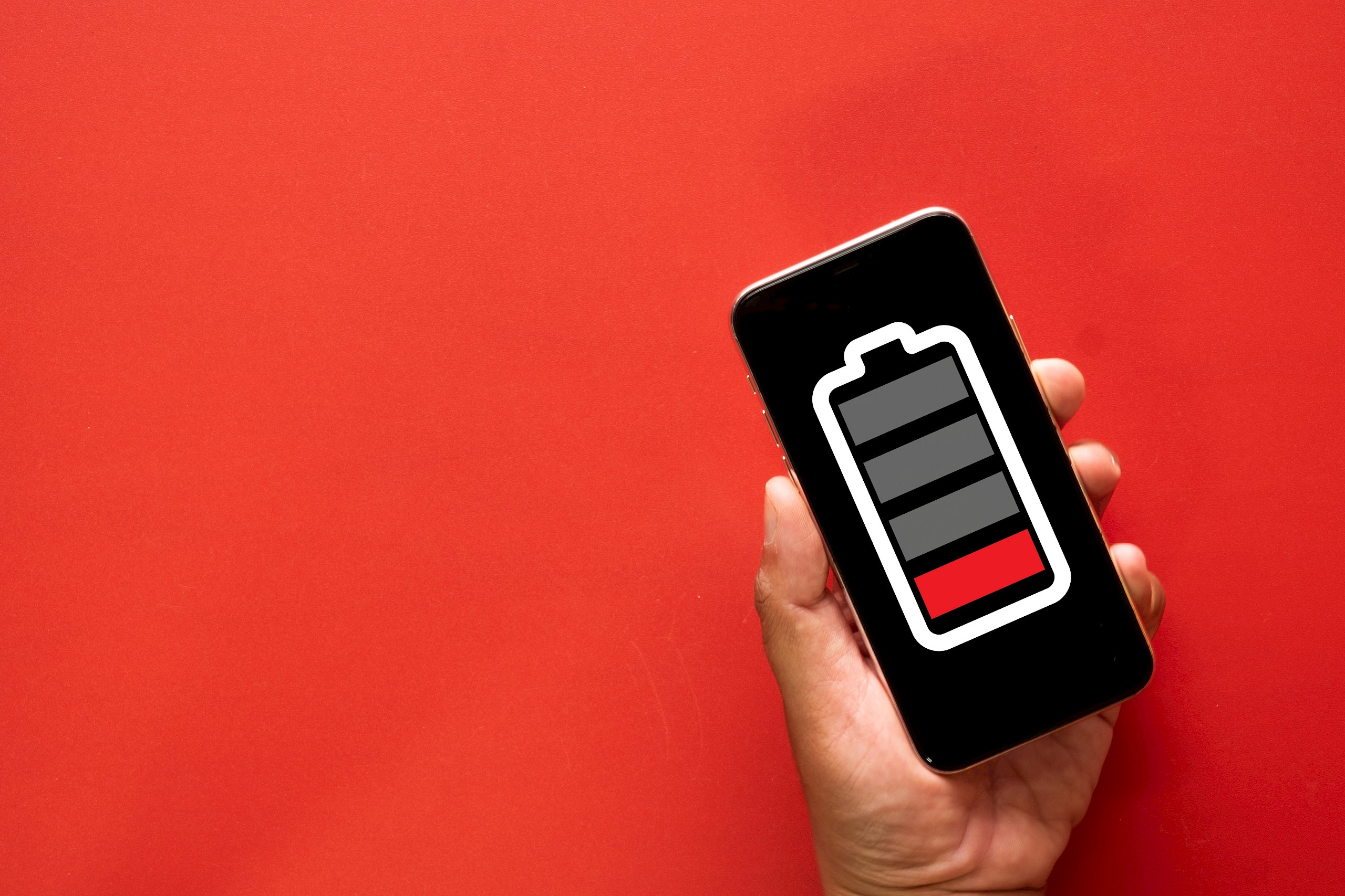 Óriási hibát követsz el, ha így töltöd a telefonod