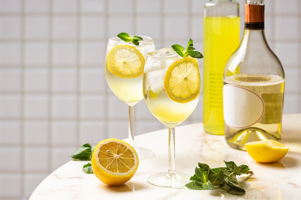 Felejtsd el az Aperolt: ez a citrusos spritz lehet a nyár kedvenc itala