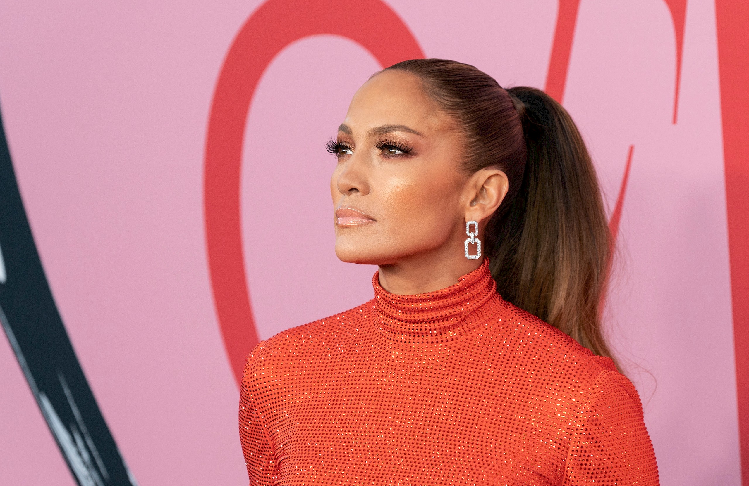 Jennifer Lopez dögös húga ellopta a show-t Párizsban – megszólalásig hasonlít JLo-ra