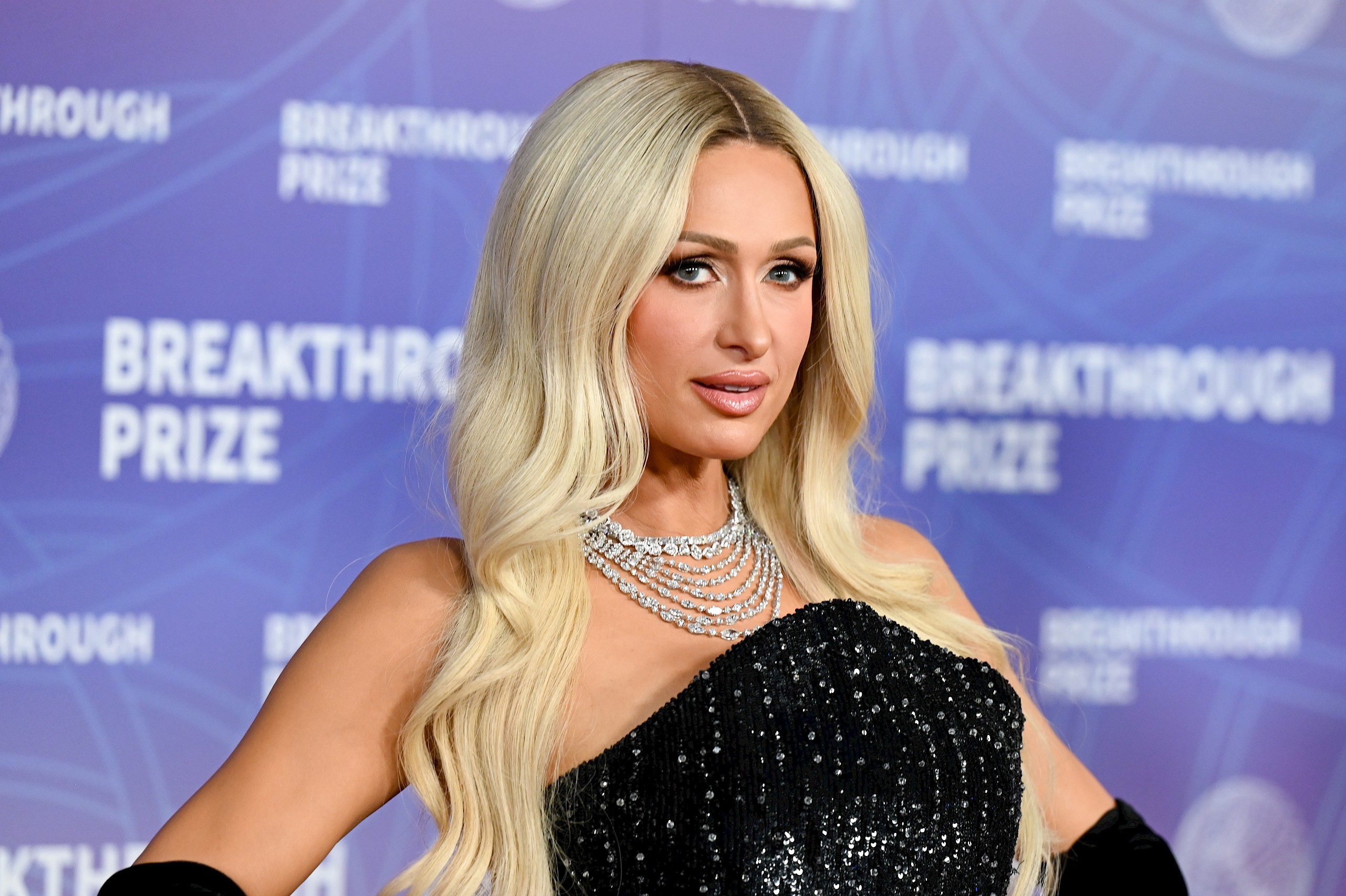 Alig ismerünk rá! Paris Hilton hajszínt váltott