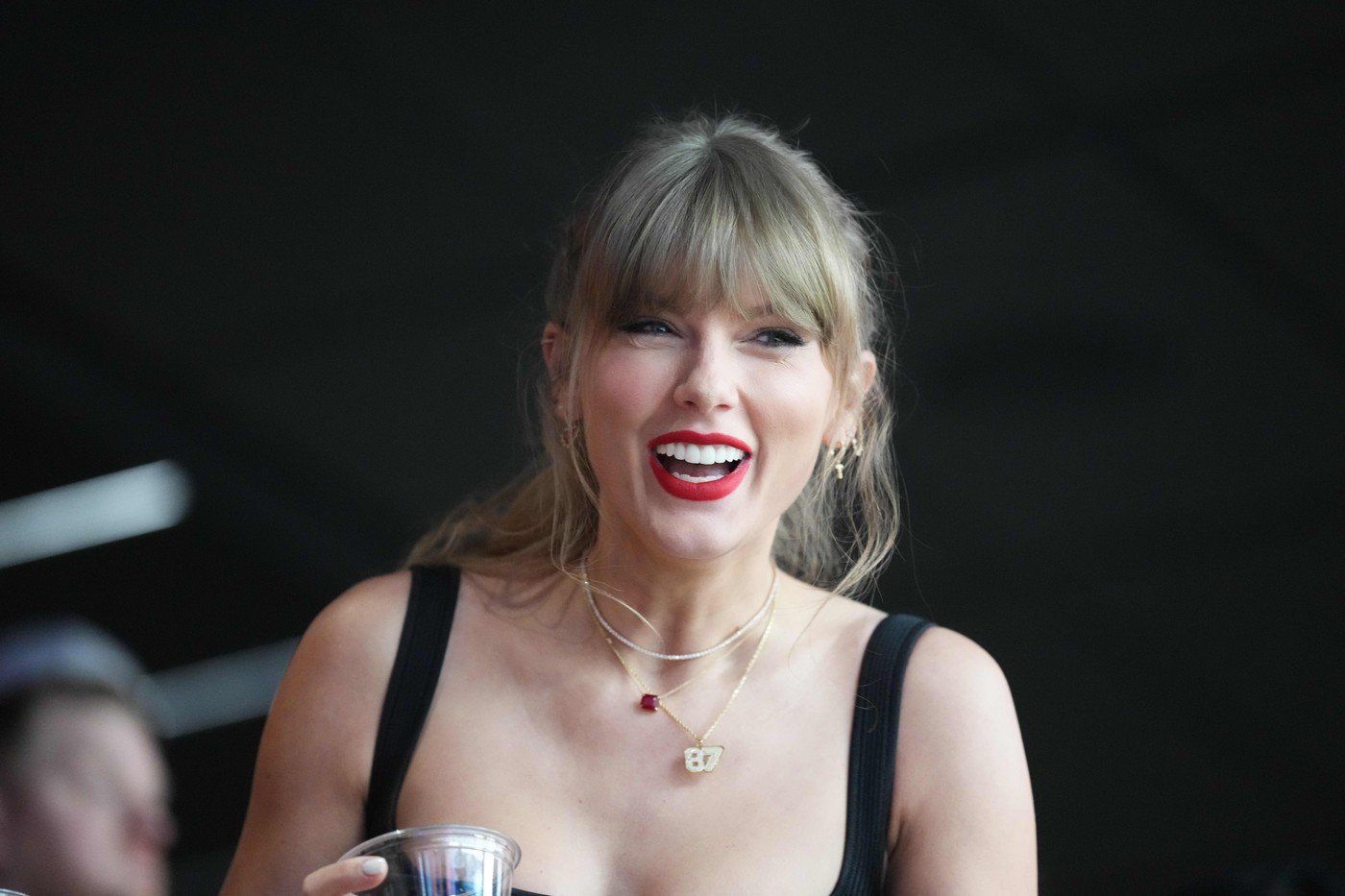Taylor Swift forró csókkal jutalmazta Super Bowl-győztes barátját − videó