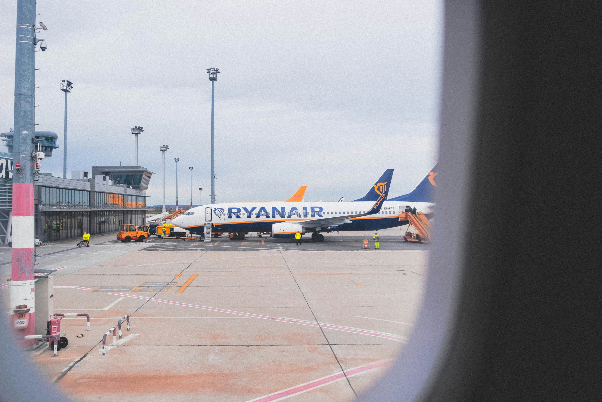 Puszta kézzel küzdött egy utas életéért egy magyar kardiológus a Ryanair járatán