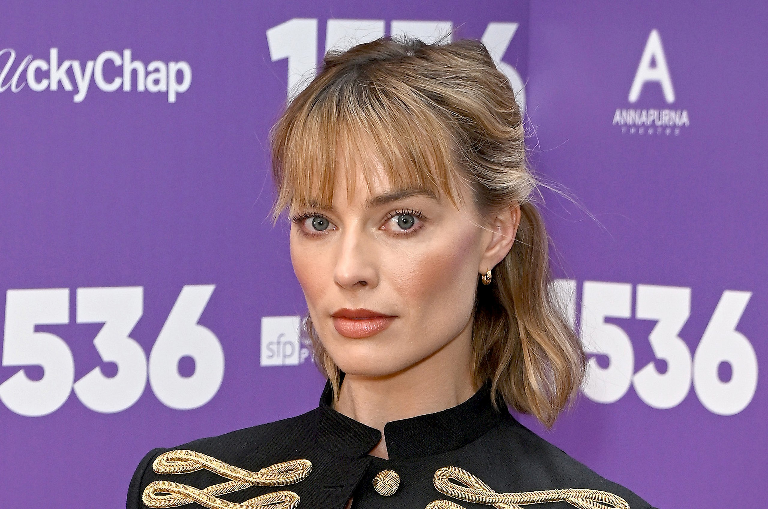 Margot Robbie visszahozta a 90-es évek egyik legnőiesebb frizuráját