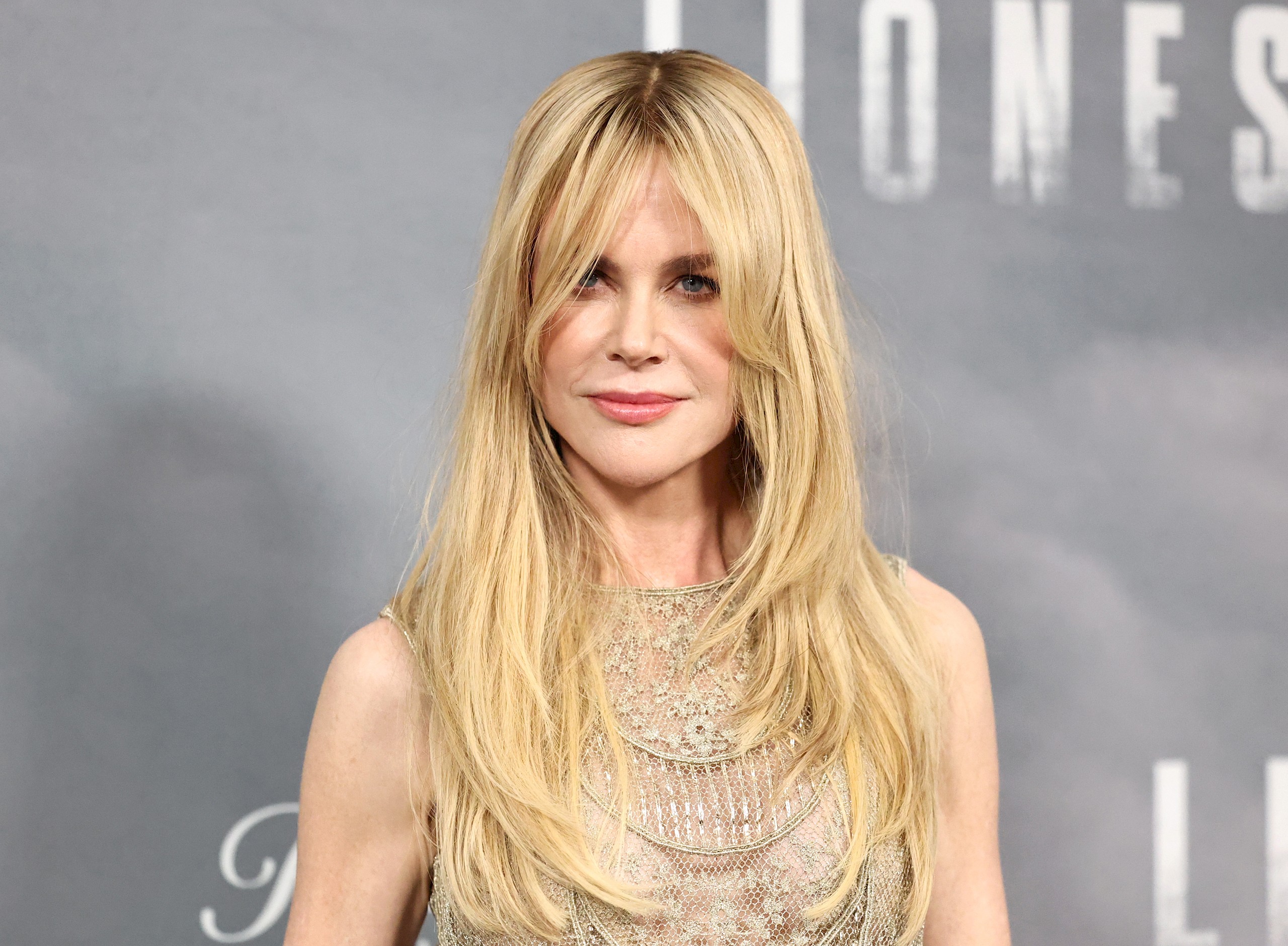 Nicole Kidman élő csillárnak öltözött – áttetsző Fendi ruhája ellopta a show-t