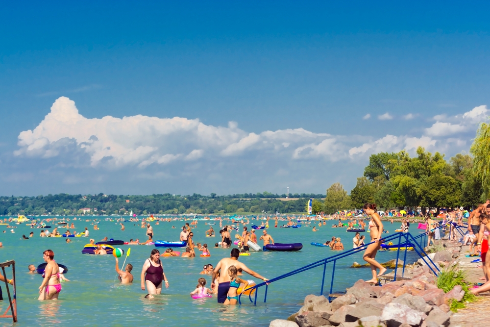 Betiltották a fürdőzést a Balaton egyik legnépszerűbb strandján – a fizetős vécé lehet a hibás