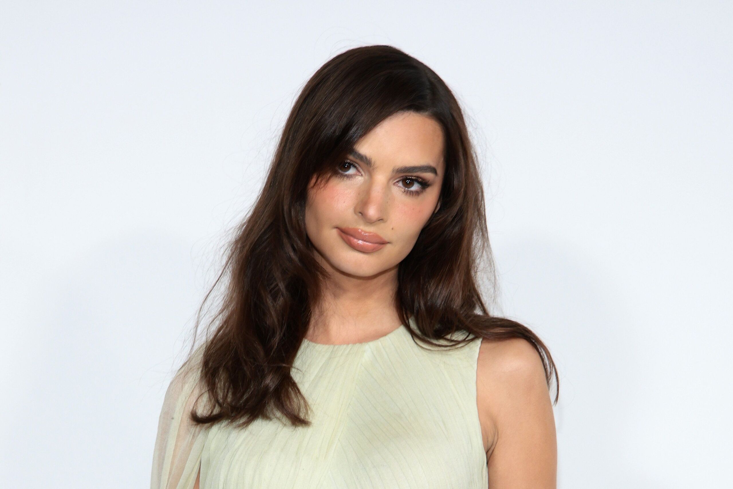 Emily Ratajkowski megmutatta nekünk, hogy ez a klasszikus csizma idén is tarol