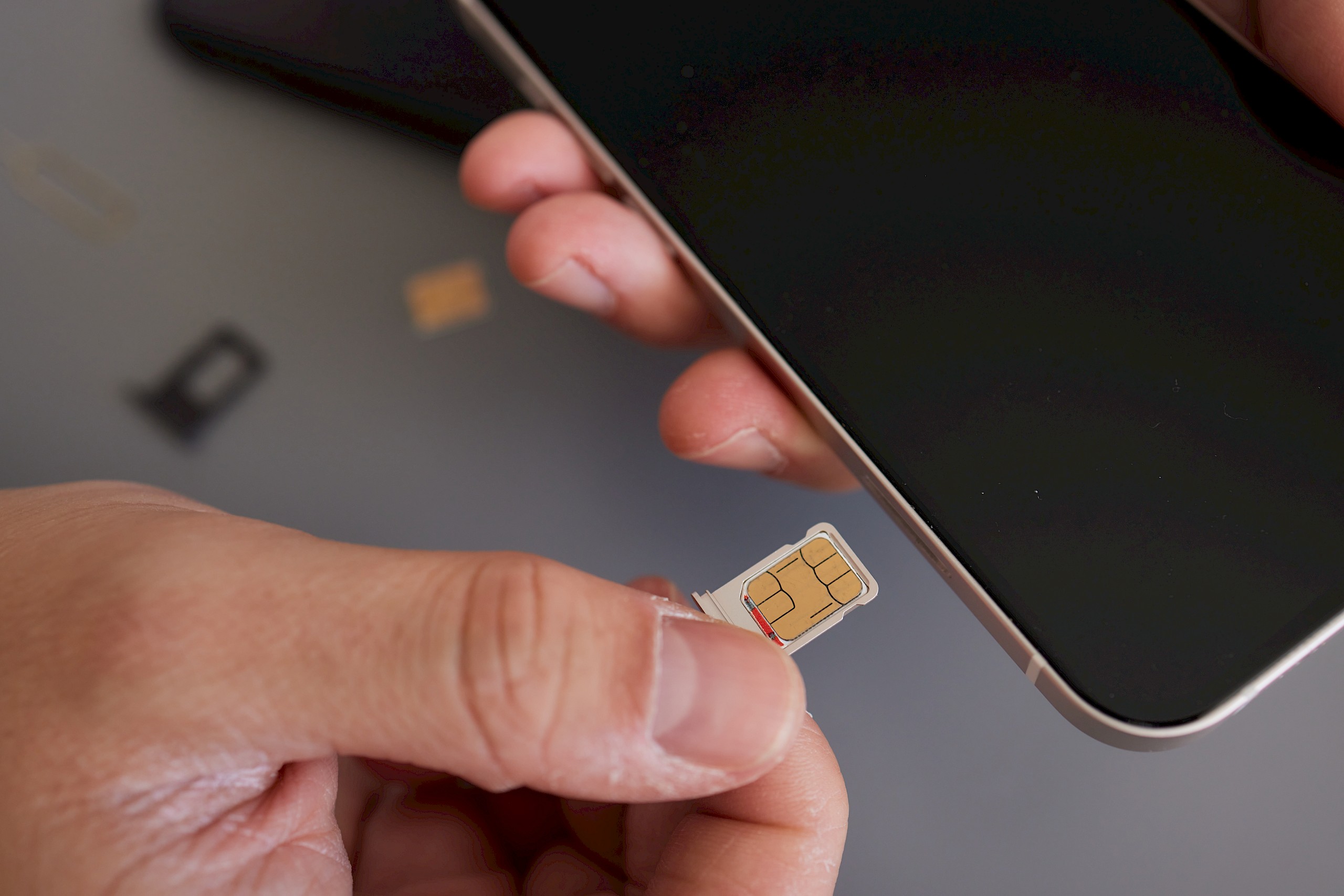 Nem csak a telefonod lehet veszélyben: súlyos hibát találtak a SIM-kártyákban