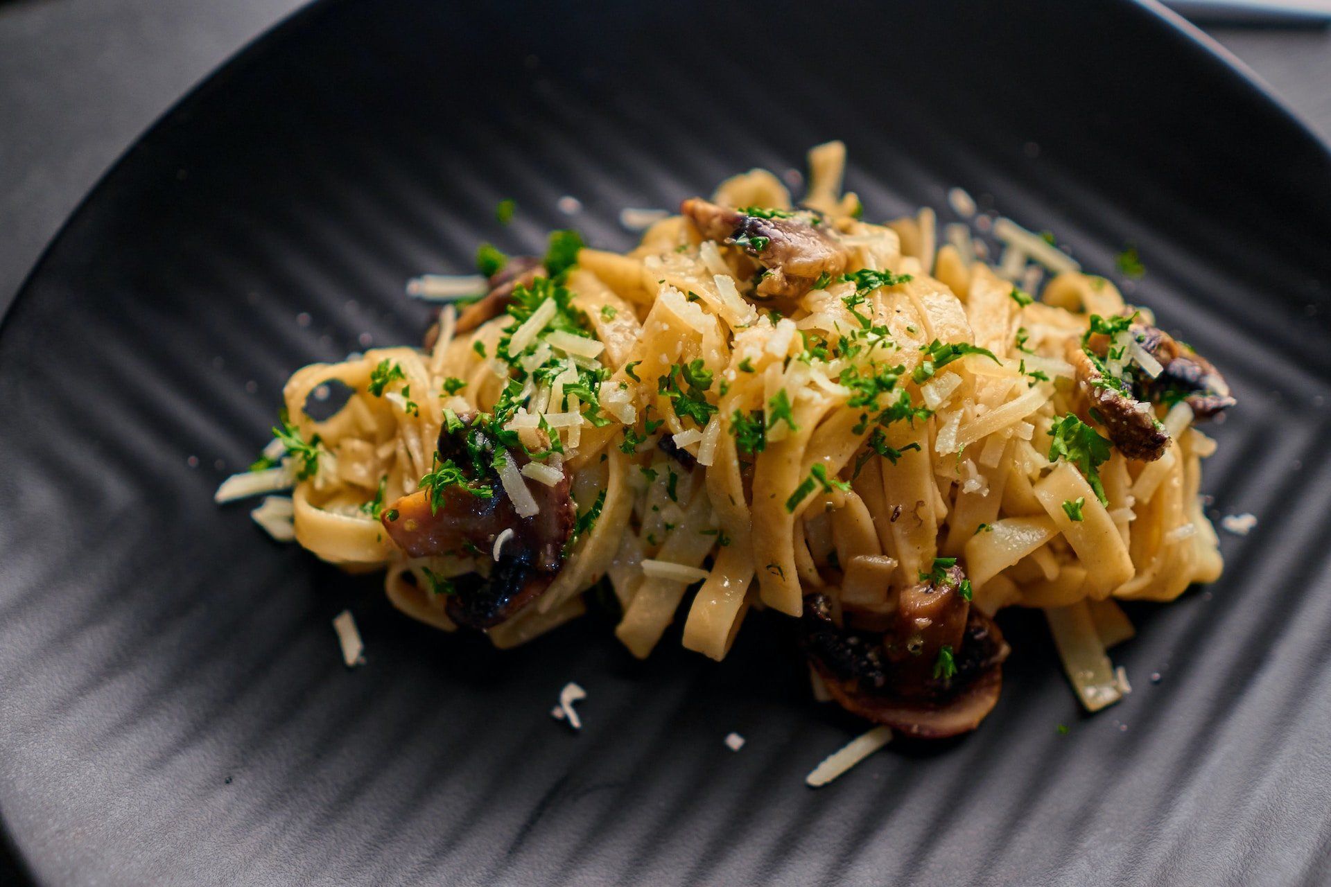 Ezért a mogyoróhagymás-gombás tésztáért mindenki odalesz