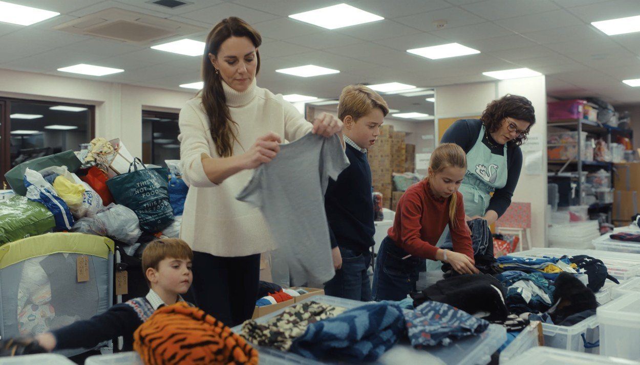 György, Sarolta és Lajos imádnivalóak a videóban, ahol anyukájuknak segítenek