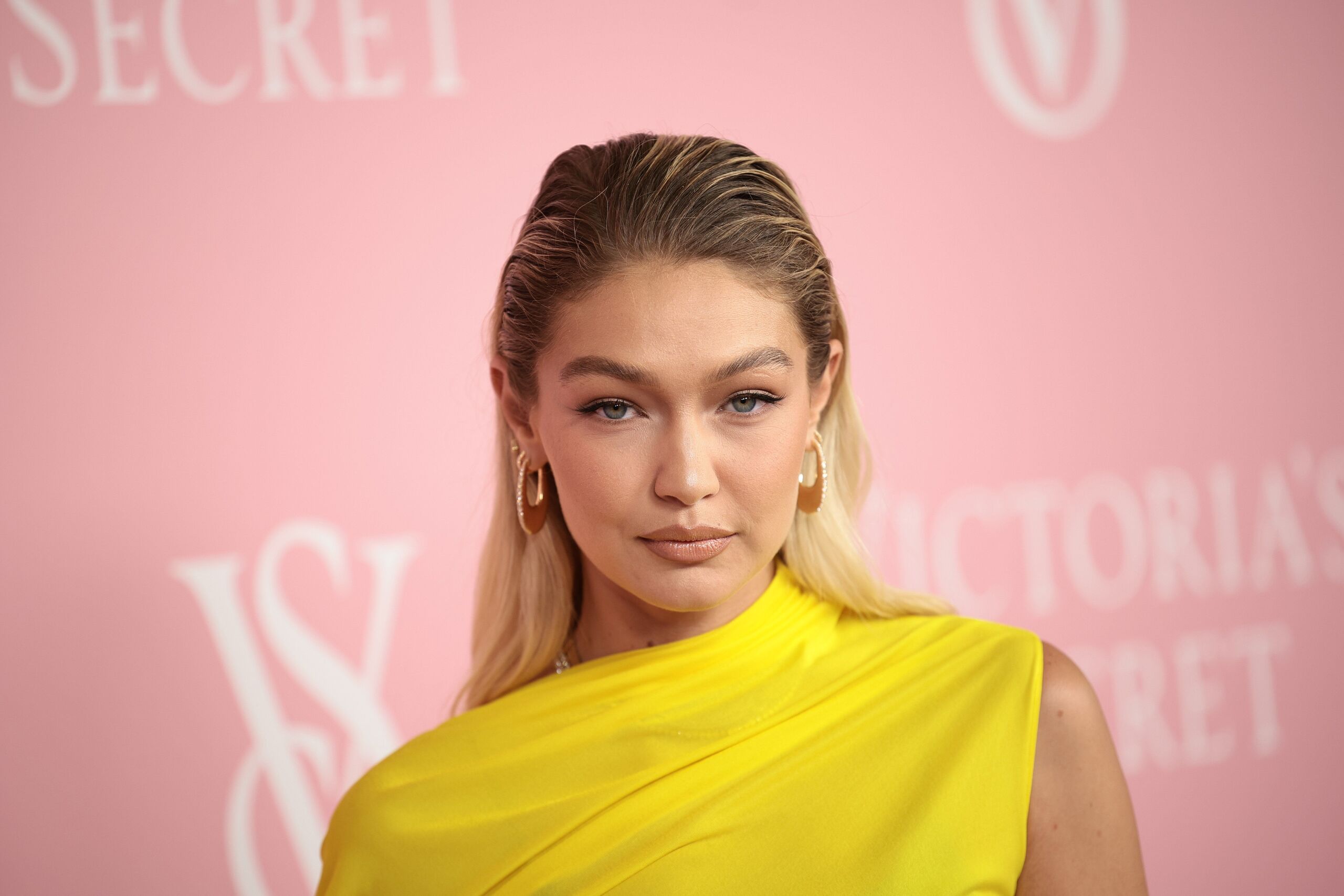 Felejtsd el a pirosat: a tél divatszíne valami egészen más lesz Gigi Hadid szerint