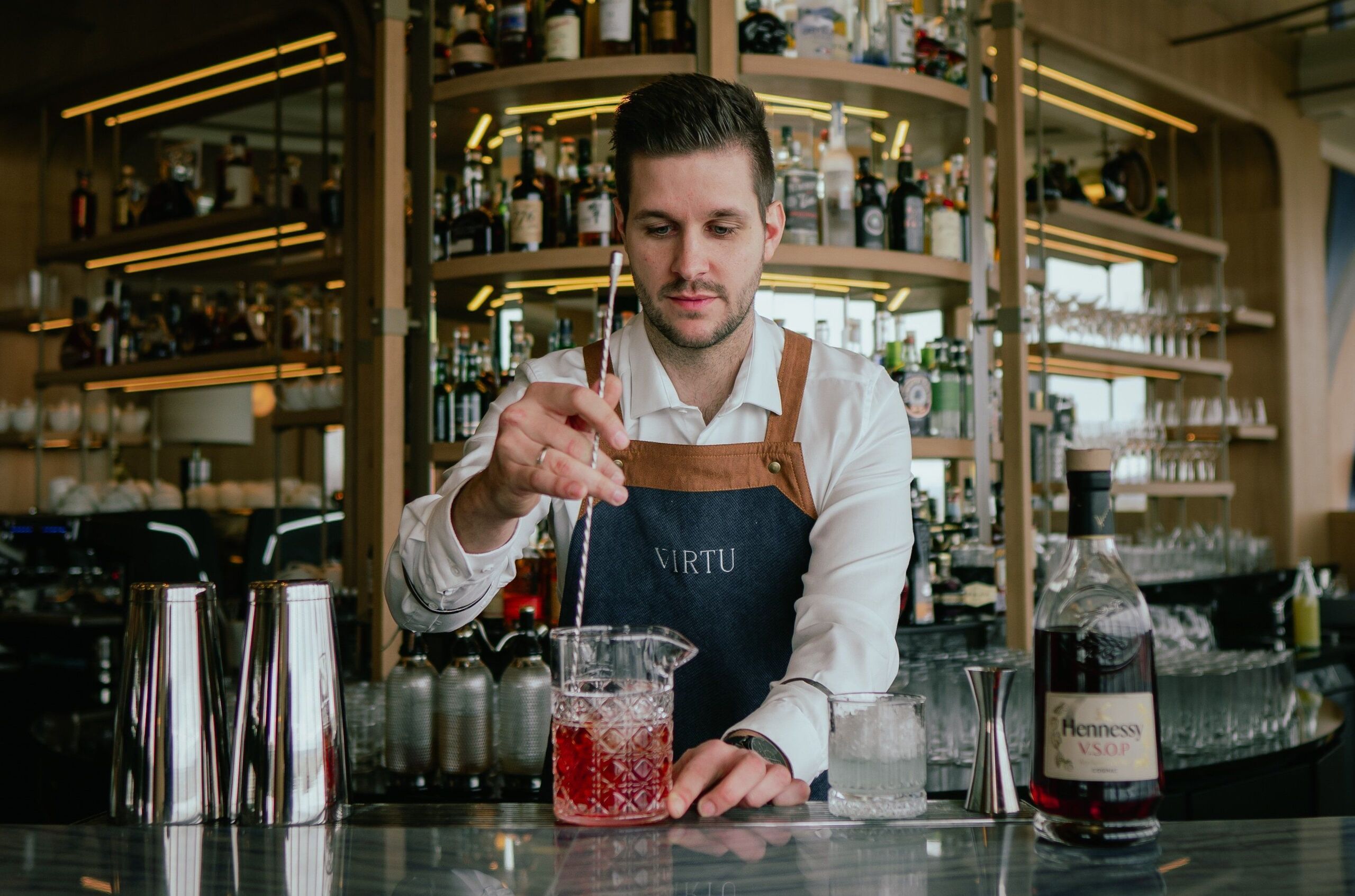 Koktéltörténeti kisokos a VIRTU Restaurant bartenderével, Steier Mátéval