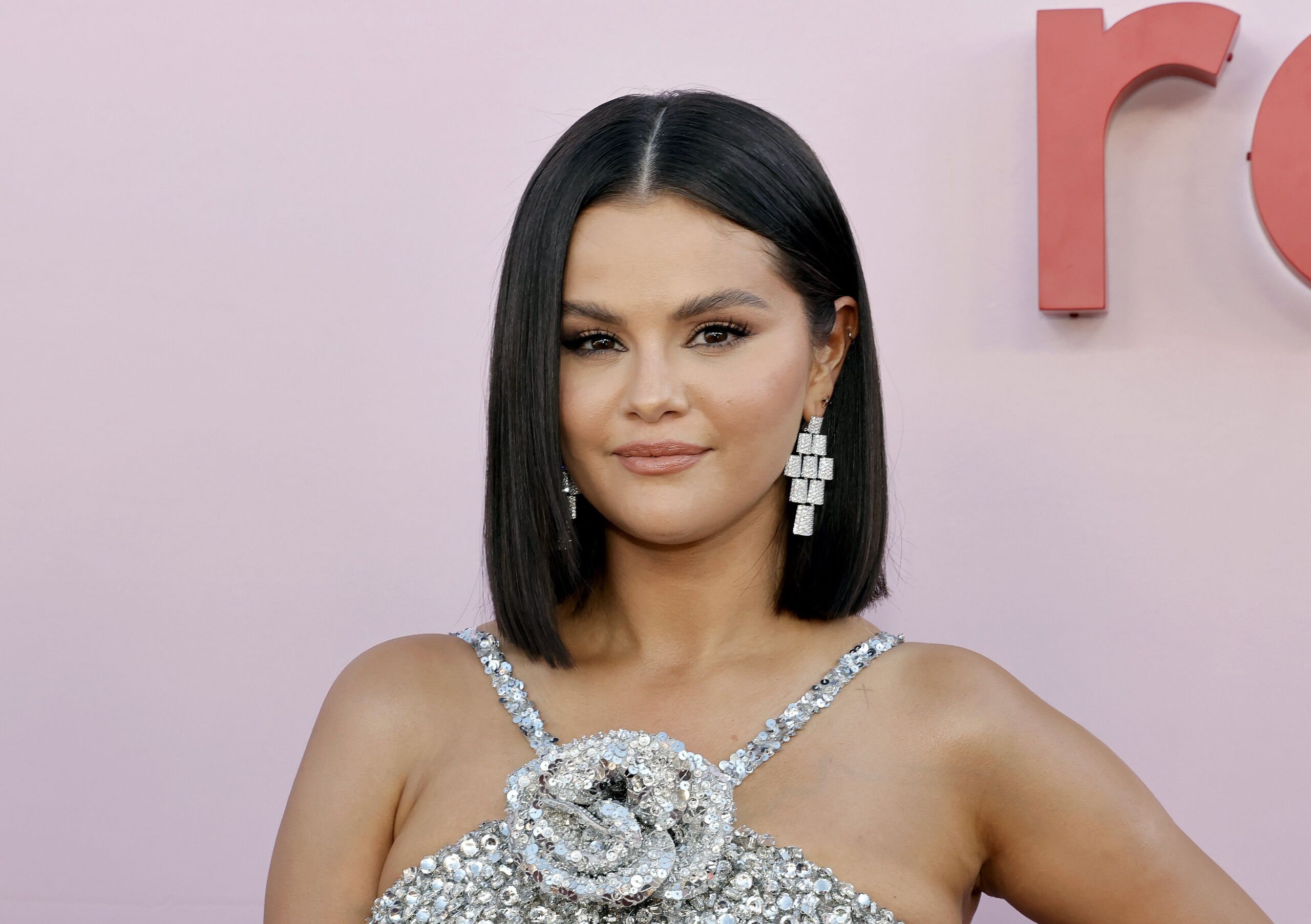 Selena Gomez fittyet hány a téli „körömszabályokra" − elképesztő fehér manikűrrel hódít