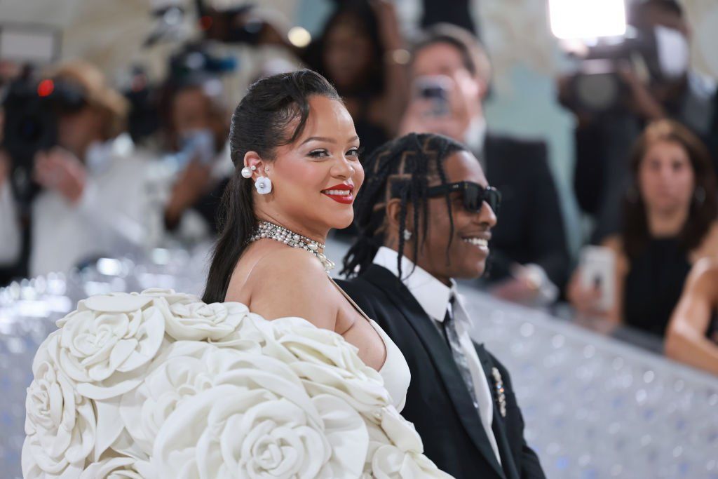 Alig lehet ráismerni: Rihanna őszre kiszőkült, és remekül áll neki
