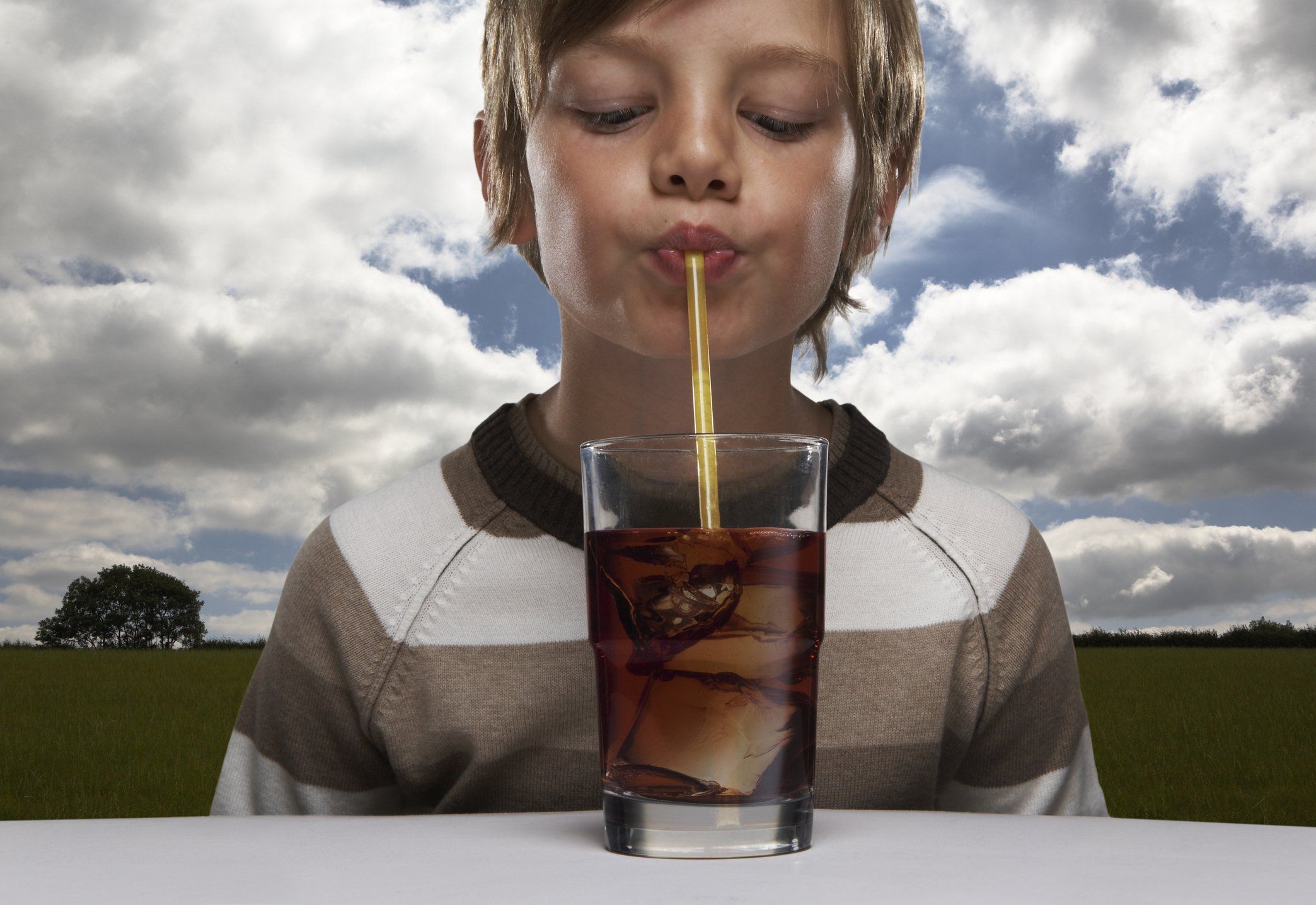 Ezt a tünetet fedezték fel a gyerekeknél, akik sok kólát isznak