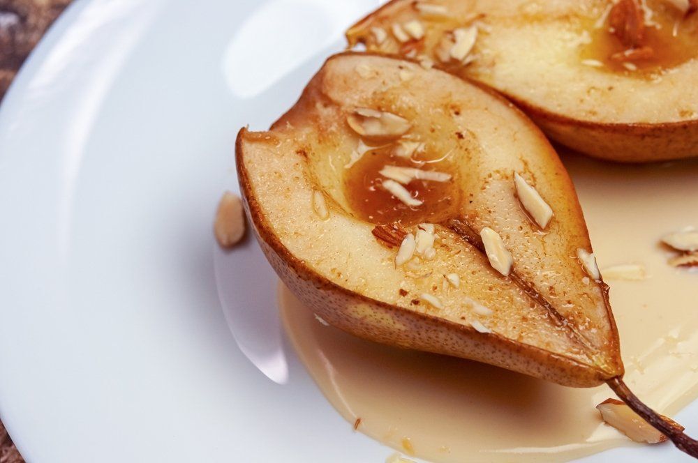 A tökéletes és egyszerű őszi desszert: juharszirupos sült körte, mandula reszelékkel