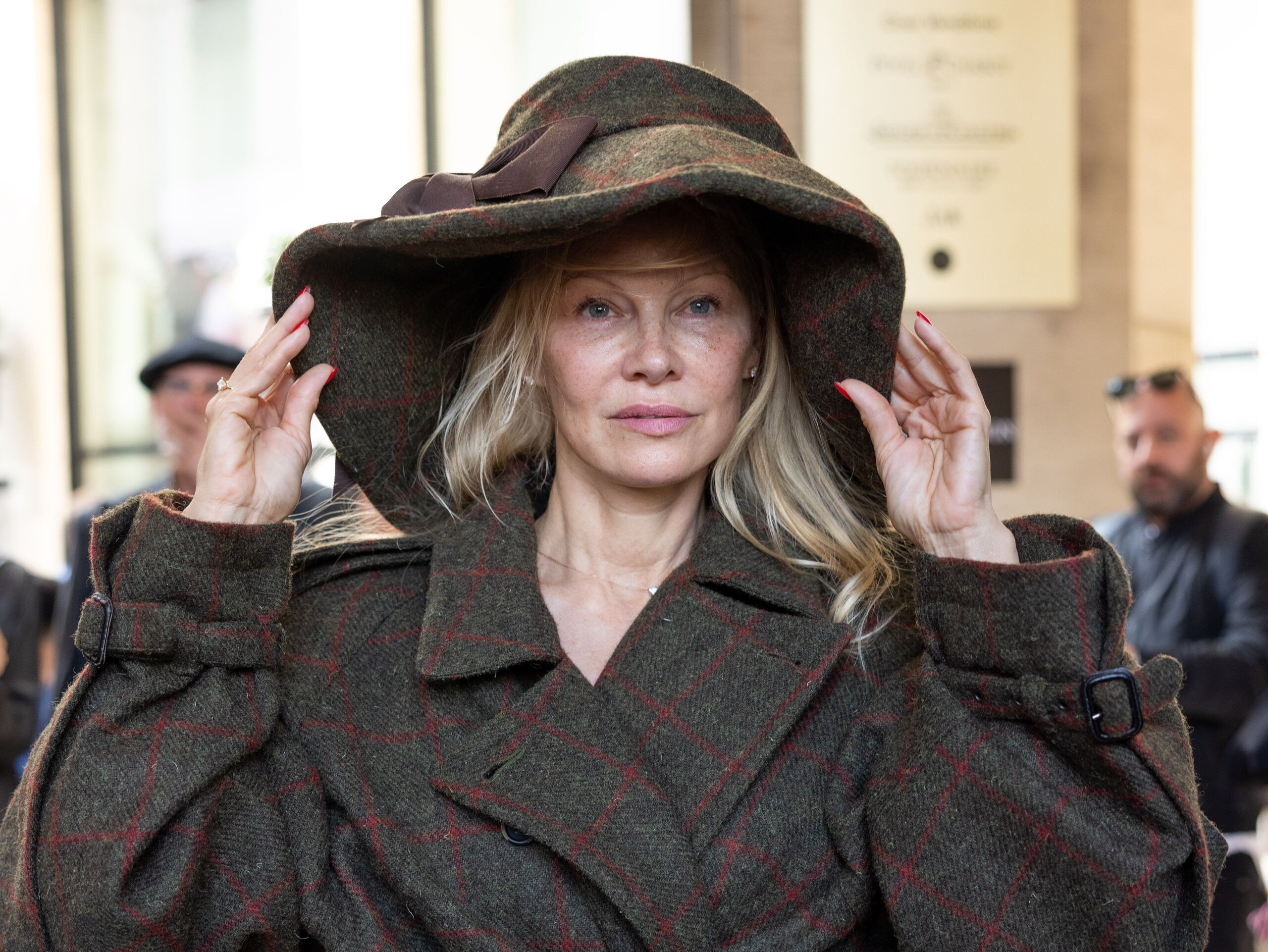 Pamela Anderson lázad? Elárulta, miért jelent meg smink nélkül a párizsi divathéten