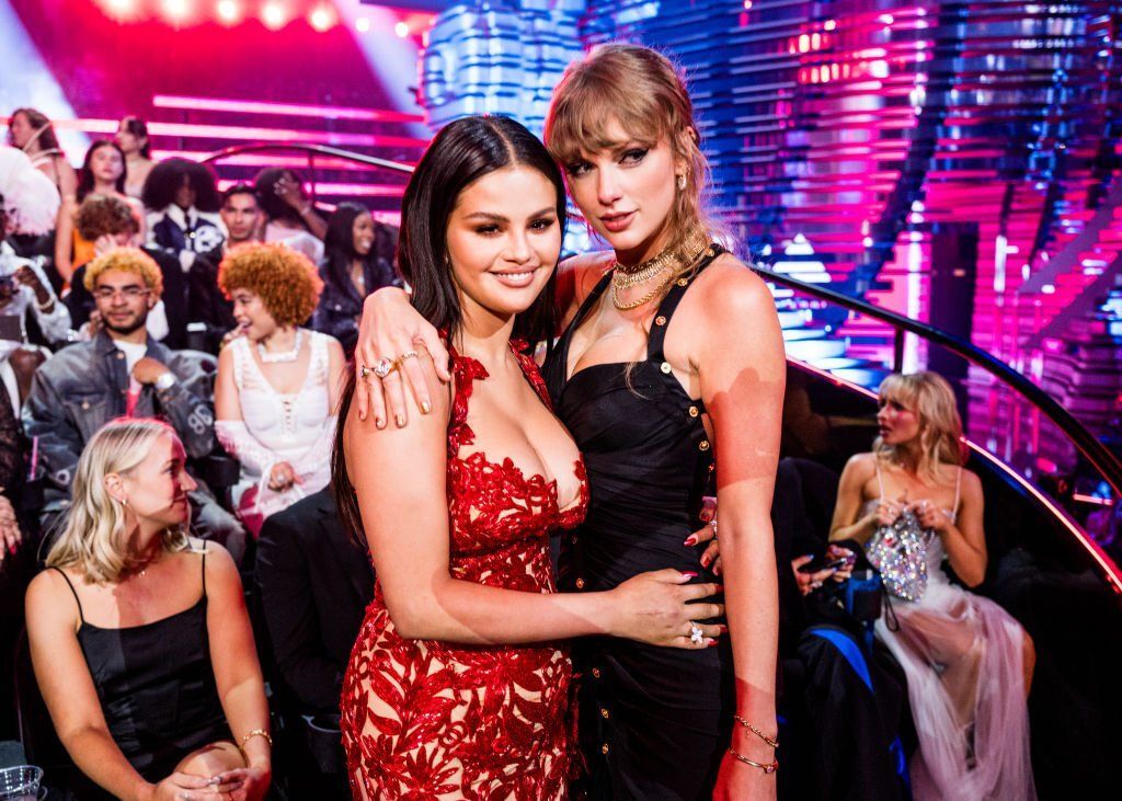 Selana Gomez még a fülét is befogta Olivia Rodrigo VMA koncertjén − mi volt a baja?