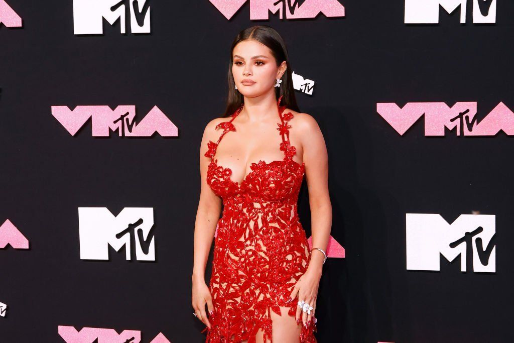 Selena Gomez ezért nem volt hajlandó tapsolni Chris Brownnak a VMA-n