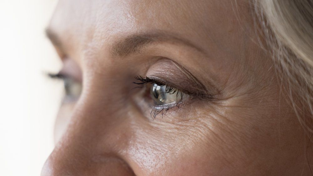 Ezért vékonyodik el a szemöldökünk, ahogy öregszünk