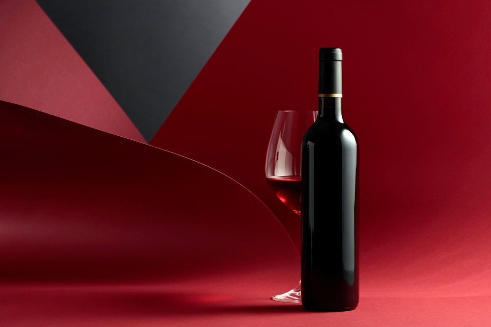 Nincs dugóhúzód? 4 módszer, hogyan nyiss ki egy borosüveget nélküle