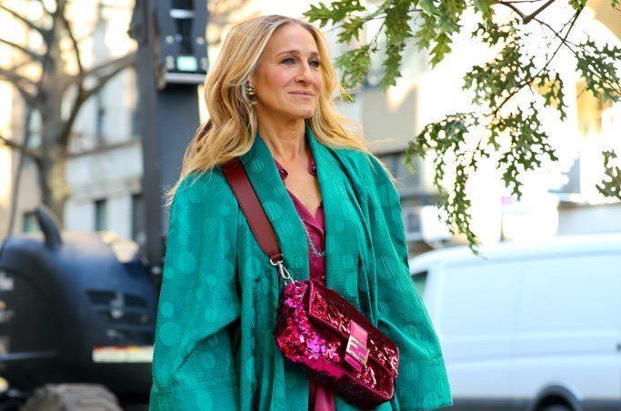 Újra trendi a Carrie Bradshaw ihlette bagett táska