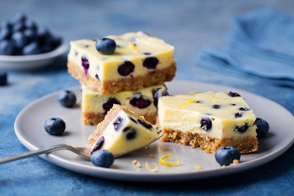 Tökéletes nyári finomság: citromos-áfonyás sajttorta szelet