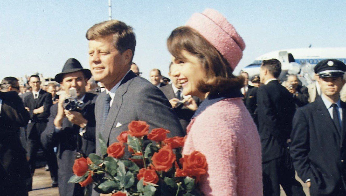 A vér áztatta rózsaszín kosztüm: Jackie Kennedy legendás ruhájának története