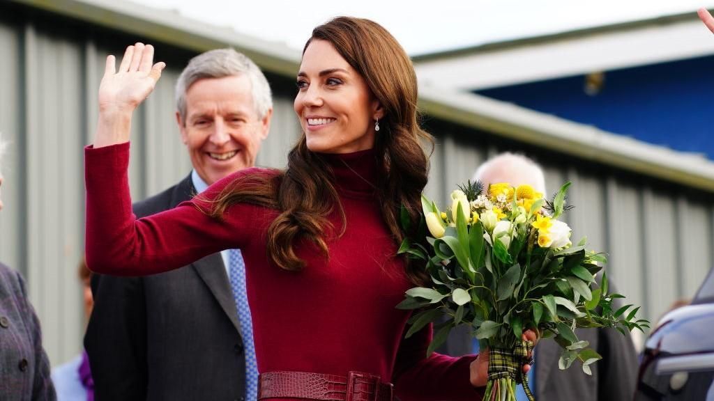 Katalin ebben a ruhában tisztelgett a néhai Diána hercegné előtt