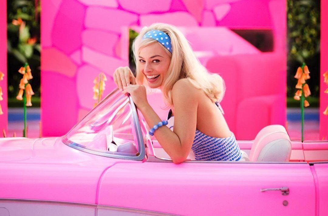 Margot Robbie videóban mutatja meg Barbie-s álomházát