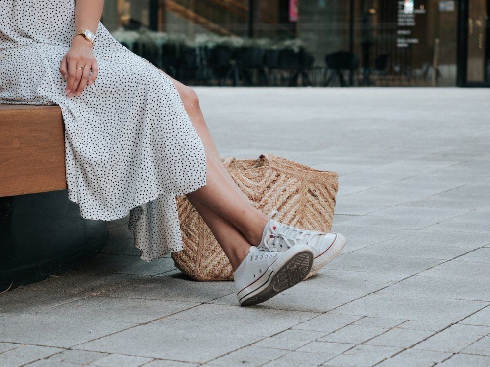 Ezek a legjobb fehér női tornacipők, amiket nyáron is kényelmes viselni