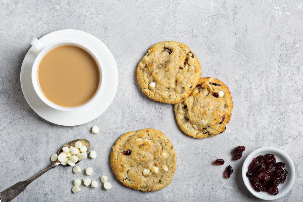 Egy egyszerű kávés, fehér csokis sütemény recept a hétvégére